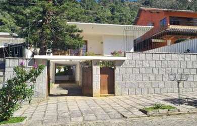 Imagem: A casa possui 4 Dormitórios, 3 Banheiros, 3 Vagas na garagem