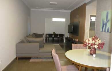 Imagem: O apartamento possui 3 Dormitórios, 1 Banheiro, 2 Vagas na