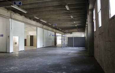 Imagem: O depósito possui 4 Vagas na garagem, 2.194m² de Área e