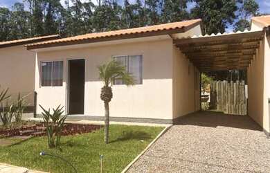 Imagem: A casa possui 2 Dormitórios, 1 Banheiro, 1 Vaga na garagem