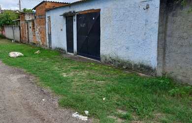 Imagem: A casa possui 2 Dormitórios, 2 Banheiros, 2 Vagas na garagem