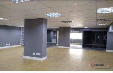 Imagem: O depósito possui 2 Vagas na garagem, 212m² de Área e está