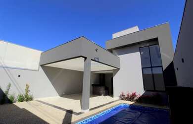 Imagem: A casa possui 3 Dormitórios, 3 Banheiros, 4 Vagas na garagem