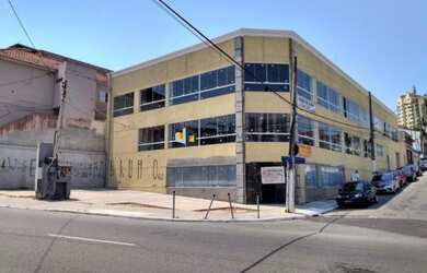 Imagem: O depósito possui 5 Vagas na garagem, 215m² de Área e está