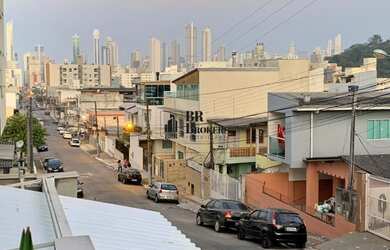 Imagem: A casa possui 4 Dormitórios, 2 Banheiros, 1 Vaga na garagem