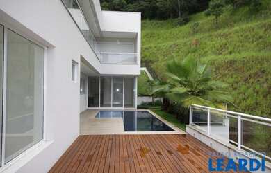 Imagem: A casa em condomínio possui 5 Dormitórios, 5 Banheiros, 4