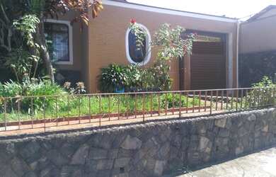 Imagem: A casa possui 3 Dormitórios, 2 Banheiros, 4 Vagas na garagem