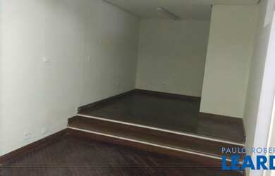 Imagem: O depósito possui 2 Vagas na garagem e 270m² de Área e está