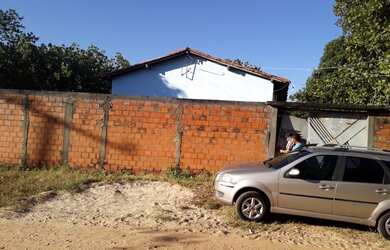 Imagem: A casa possui 2 Dormitórios e 2 Banheiros e está localizado