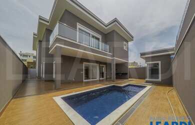 Imagem: A casa em condomínio possui 5 Dormitórios, 5 Banheiros, 4