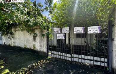 Imagem: A casa possui 3 Dormitórios, 1 Banheiro, 1 Vaga na garagem