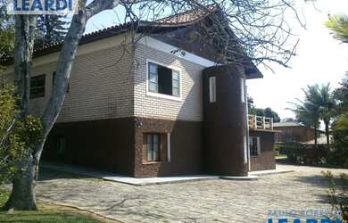 Imagem: A casa em condomínio possui 5 Dormitórios, 3 Banheiros, 5