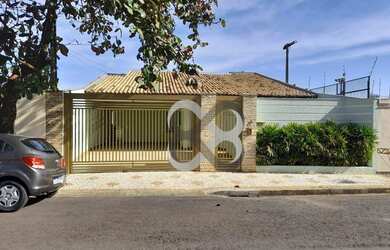 Imagem: A casa possui 3 Dormitórios, 4 Banheiros, 4 Vagas na garagem