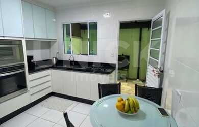 Imagem: A casa possui 2 Dormitórios, 2 Banheiros, 2 Vagas na garagem