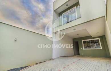 Imagem: A casa possui 2 Dormitórios, 3 Banheiros, 4 Vagas na garagem