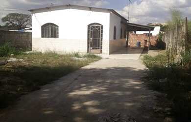 Imagem: A casa possui 3 Dormitórios, 2 Banheiros, 5 Vagas na garagem