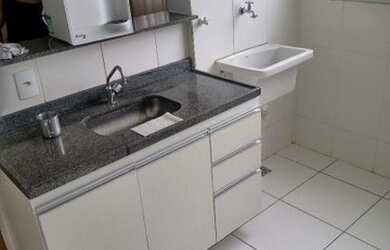 Imagem: O apartamento possui 2 Dormitórios, 1 Banheiro, 1 Vaga na garagem