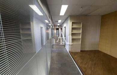 Imagem: O depósito possui 5 Vagas na garagem e 503m² de Área e está