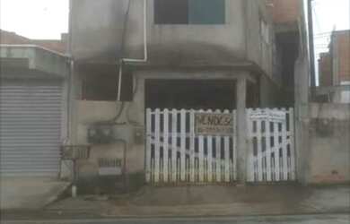 Imagem: A casa possui 1 Dormitório, 1 Banheiro, 1 Vaga na garagem e