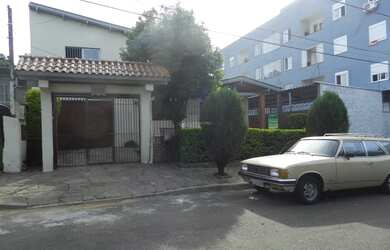 Imagem: A casa possui 3 Dormitórios, 1 Banheiro, 1 Vaga na garagem