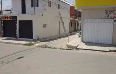 Imagem: A casa possui 3 Dormitórios e está localizado em Jatiúca