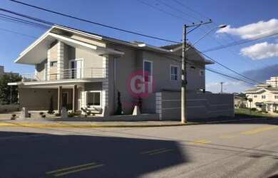 Imagem: A casa em condomínio possui 3 Dormitórios, 3 Banheiros, 4