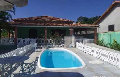 Imagem: A casa possui 4 Dormitórios, 2 Banheiros, 450m² de Área e