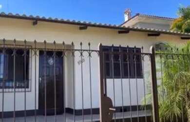 Imagem: A casa possui 2 Dormitórios, 2 Banheiros, 2 Vagas na garagem