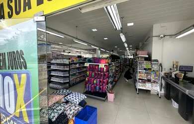 Imagem: O depósito possui 5 Vagas na garagem, 330m² de Área e está