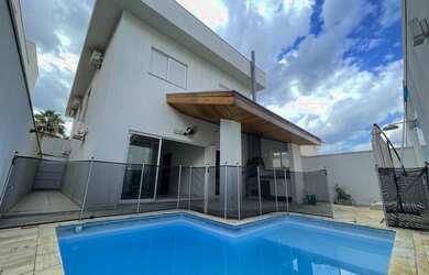 Imagem: A casa em condomínio possui 4 Dormitórios, 3 Banheiros, 4