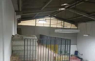 Imagem: O depósito possui 5 Vagas na garagem, 250m² de Área e está