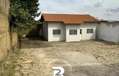 Imagem: A casa possui 3 Dormitórios, 1 Banheiro, 5 Vagas na garagem