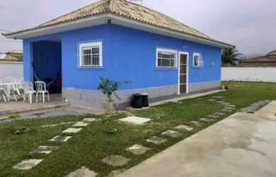 Imagem: A casa possui 2 Dormitórios, 2 Banheiros, 2 Vagas na garagem