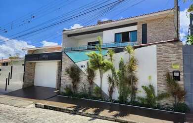 Imagem: A casa possui 5 Dormitórios, 5 Banheiros, 4 Vagas na garagem