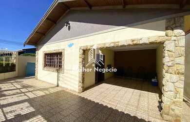 Imagem: A casa possui 3 Dormitórios, 2 Banheiros, 4 Vagas na garagem