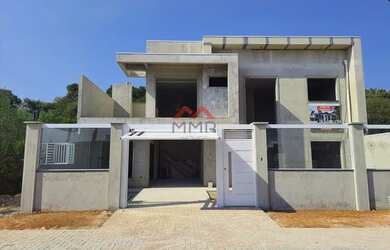 Imagem: A casa possui 3 Dormitórios, 1 Banheiro, 2 Vagas na garagem