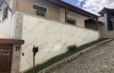 Imagem: A casa possui 2 Dormitórios, 1 Banheiro, 1 Vaga na garagem