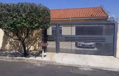 Imagem: A casa possui 2 Dormitórios, 1 Banheiro, 3 Vagas na garagem