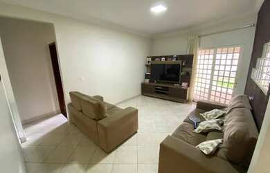 Imagem: A casa possui 5 Dormitórios, 5 Banheiros, 4 Vagas na garagem