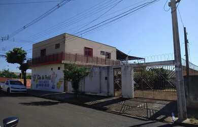 Imagem: A casa possui 3 Dormitórios, 1 Banheiro, 4 Vagas na garagem