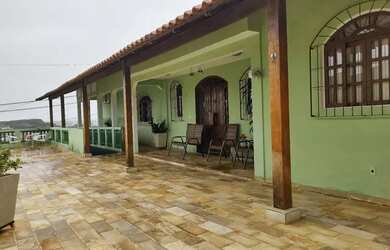 Imagem: A casa possui 5 Dormitórios, 4 Banheiros, 2 Vagas na garagem