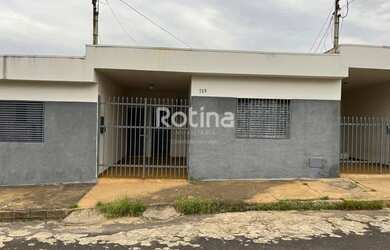 Imagem: A casa possui 3 Dormitórios, 1 Banheiro, 1 Vaga na garagem