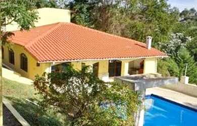 Imagem: A casa possui 3 Dormitórios, 4 Banheiros, 5 Vagas na garagem