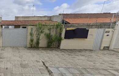 Imagem: A casa possui 3 Dormitórios, 1 Banheiro, 4 Vagas na garagem