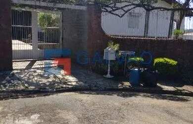 Imagem: A casa possui 3 Dormitórios, 4 Banheiros, 5 Vagas na garagem