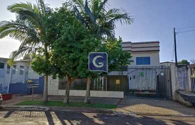 Imagem: A casa possui 3 Dormitórios, 4 Banheiros, 5 Vagas na garagem