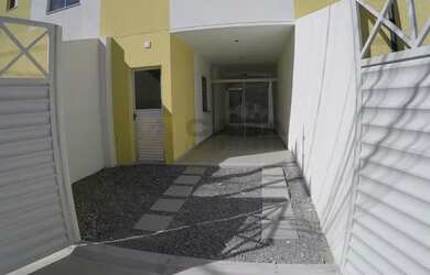 Imagem: A casa possui 2 Dormitórios, 1 Banheiro, 2 Vagas na garagem