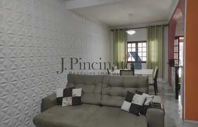 Imagem: A casa possui 3 Dormitórios, 2 Banheiros, 2 Vagas na garagem