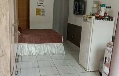 Imagem: A casa possui 1 Dormitório, 1 Banheiro, 1 Vaga na garagem