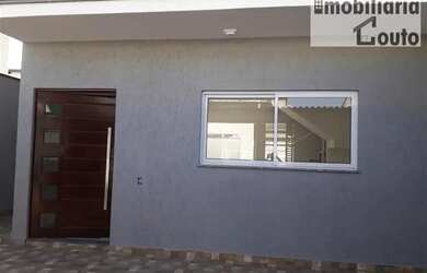 Imagem: A casa possui 3 Dormitórios, 2 Banheiros, 2 Vagas na garagem